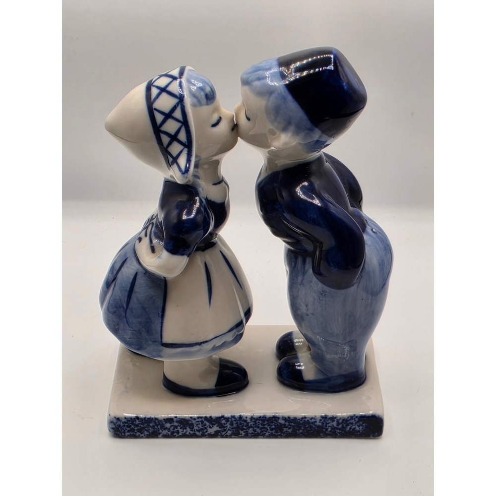 Delft Blue Handpainted Ceramic Kissing Dutch Boy and Girl Figurine DAIC